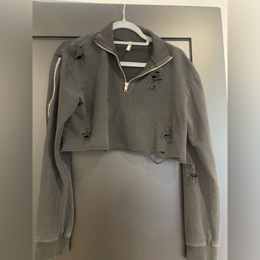 super cute cropped sweater with zippers on the side